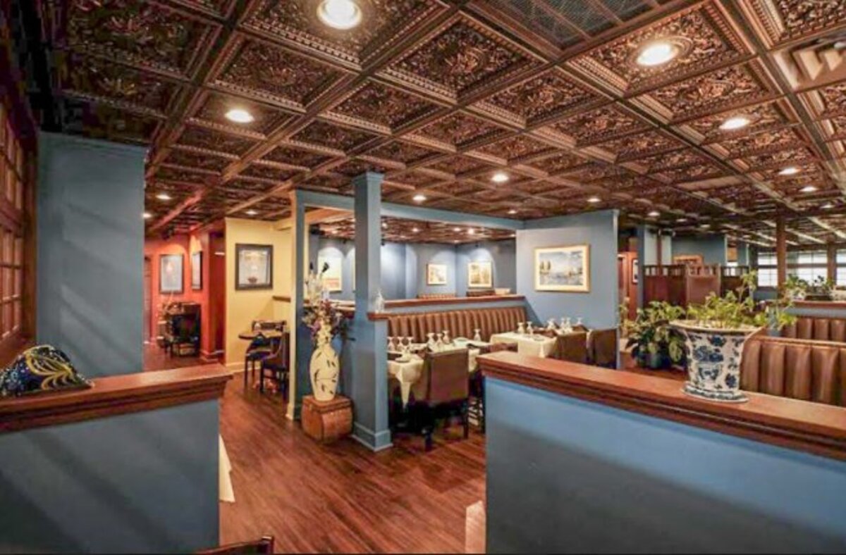 Graysons Steak and Seafood interior, light commercial renovation