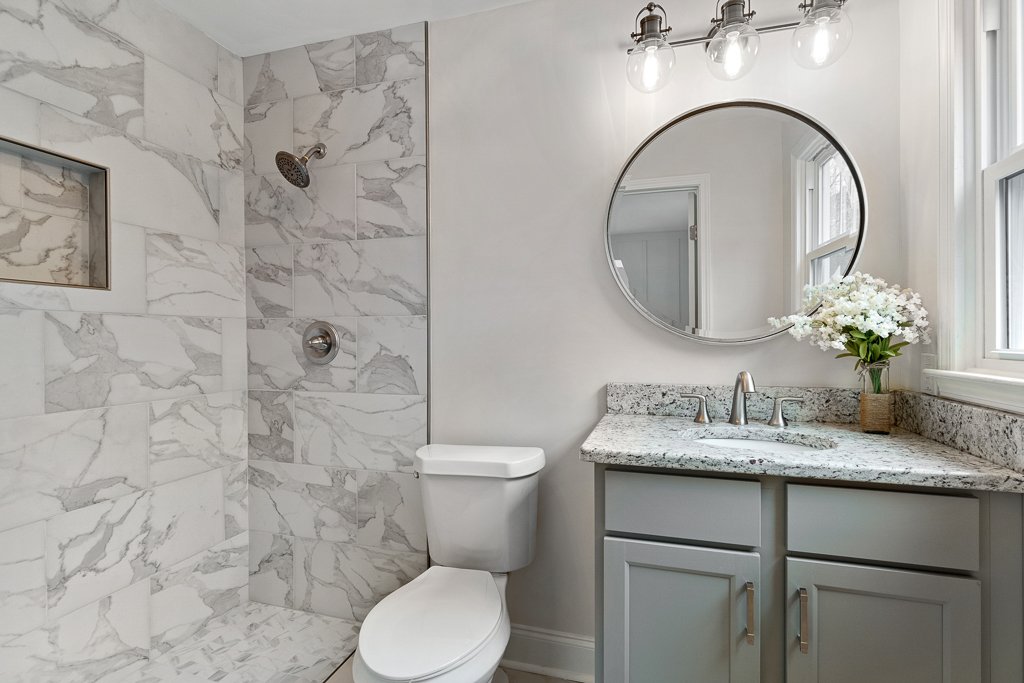 Marble bath with round mirror